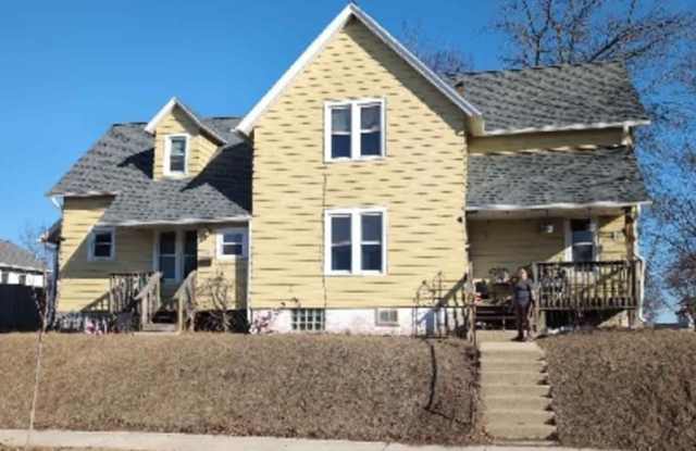902-904 Swift Avenue - 902 - lower photos photos