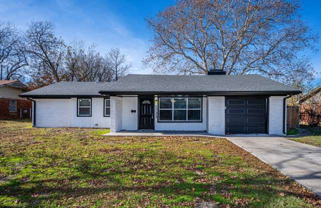 Updated 3 Bedroom with Fenced Yard Gallery 1