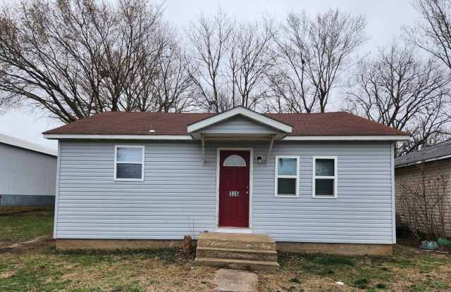 Now available 2 bed, 1 bath house - 326 West Pierce Street, Lebanon, MO 65536 Now available 2 bed, 1 bath house - 326 West Pierce Street, Lebanon, MO 65536
