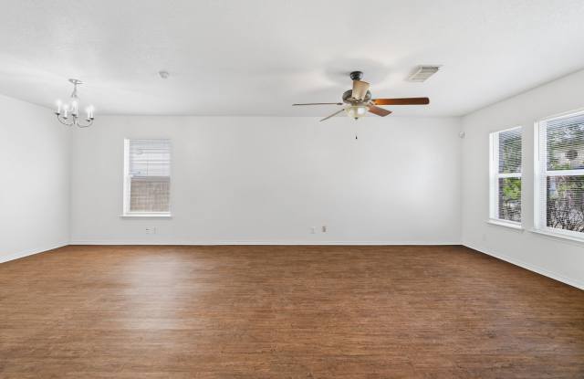 ***MOVE IN SPECIAL, ONE WEEK FREE*** Two-Story Home with Modern Amenities and Prime Location Gallery 4