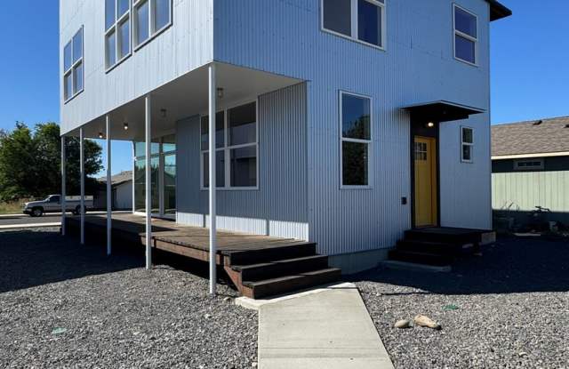 Bright 3BR/3BA with Soaring Ceilings  Large Windows photos photos
