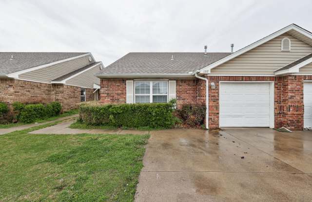 Cute 3BD/2BTH Duplex in Central East Norman! photos photos