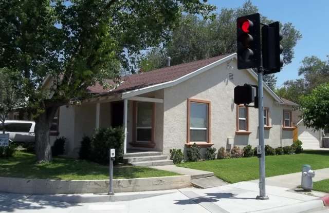 Super clean Fresno High home, close to the Tower District. - 2004 North Palm Avenue, Fresno, CA 93704