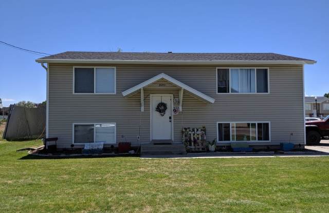 Spacious  Affordable! 5 Bed 2 Bath Home for Rent in Clinton! photos photos