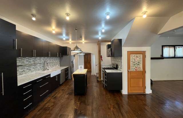 217 Nw 22. 3 bed. 2 bath, 1 car garage w/ storage Gallery 3