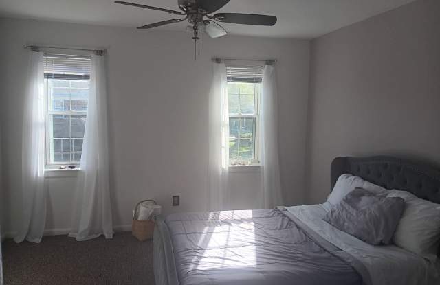 Fully Furnished James Island Condo Gallery 3
