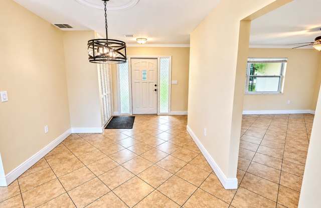 ANNUAL UNFURNISHED-3/2 SFH with new kitchen, less than one mile from Siesta Key!! Gallery 4