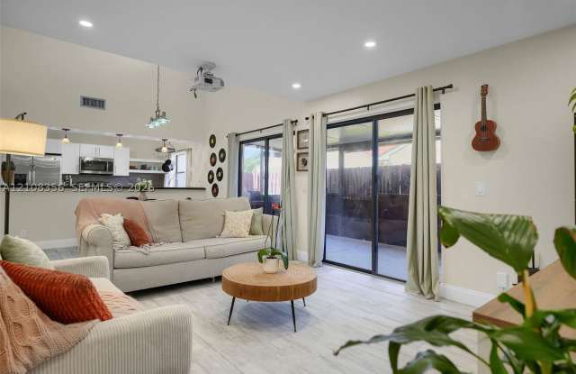 6538 NW 170th Ter Gallery 2