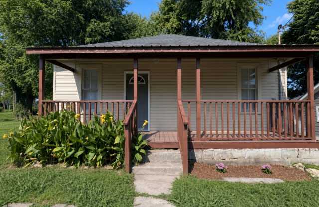 *Special Half Off First Full Month's Rent* Charming Two Bedroom, 1 Bath House in Columbia. Newly renovated bath. photos photos
