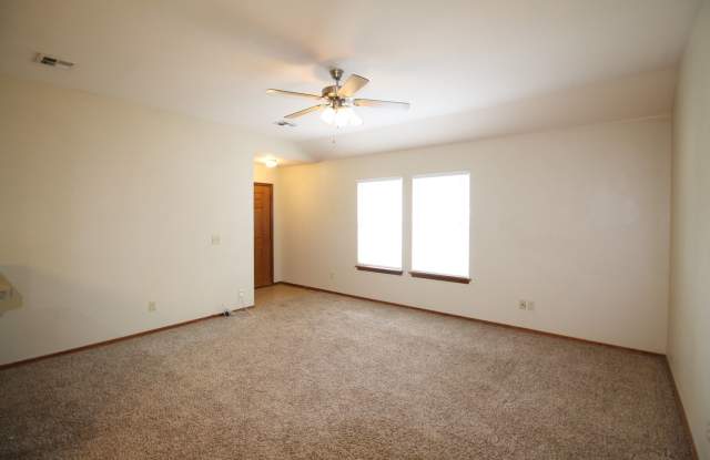 Great location in Yukon! 3 Bed Duplex photos photos