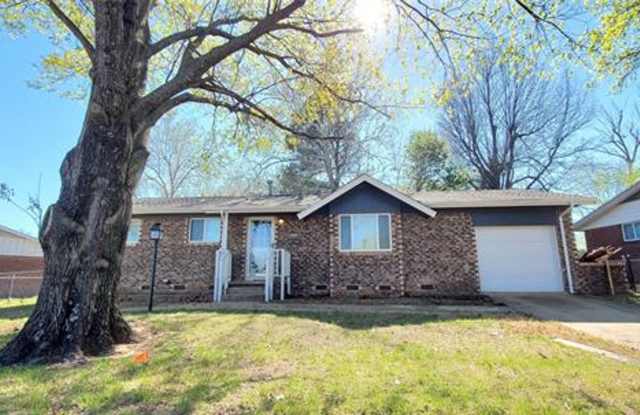 Adorable 3 bedroom, 1  1/2 bath home located in an established, desirable Sand Springs neighborhood. - 800 10th Place, Sand Springs, OK 74063