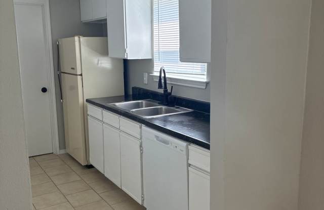 3 bedroom 2 bath Duplex Gallery 3