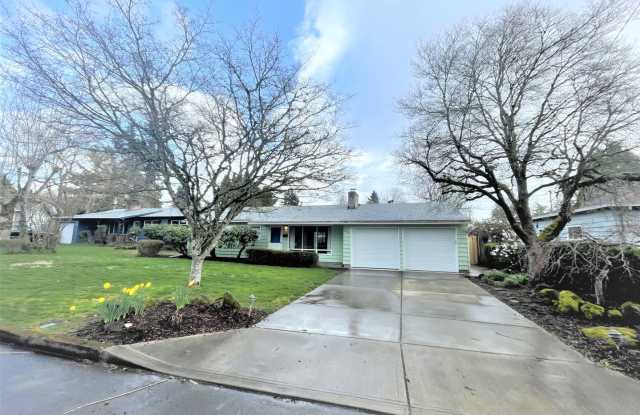 3+ bedroom, two-bath, single family home with basement, garage, yard - 3902 Southeast Wake Street, Milwaukie, OR 97222