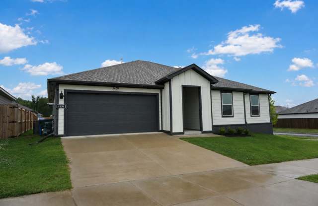 Newer Contemporary 3 bed / 2 bath Home in West Fayetteville - Available Aug 15th! photos photos
