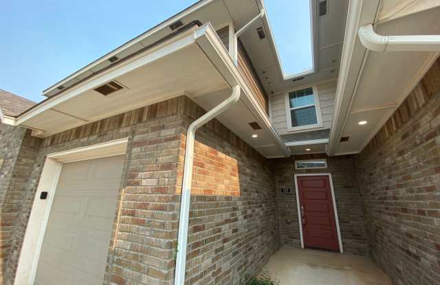3 Bed 2 Bath 1 Car Garage Townhome * Moore Schools  Storm Shelter* photos photos