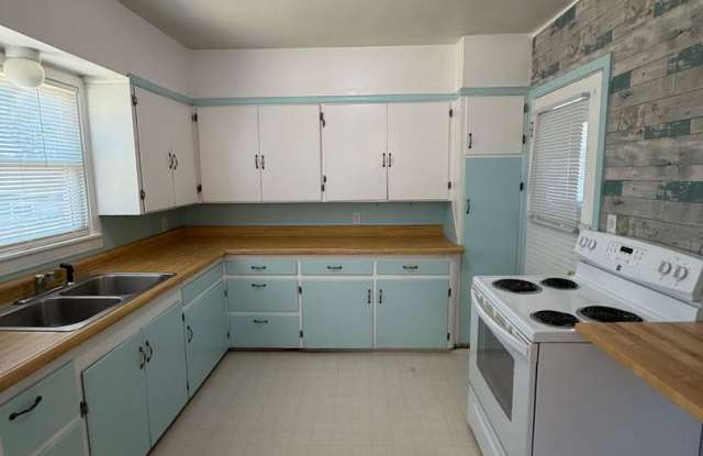 Adorable House with Large Yard, 1.2 Miles from Oregon Tech and Sky Lakes Medical Center! photos photos