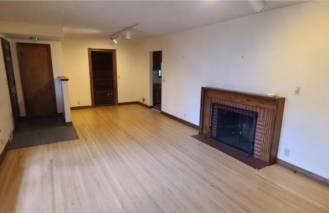 5828 Kellogg Avenue Gallery 3