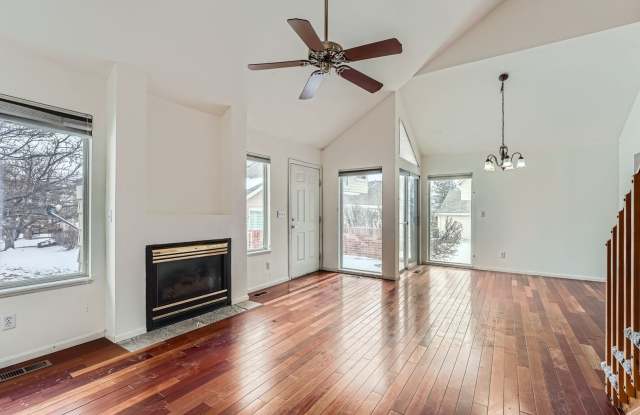 Beautiful Home in Aurora Available now! 2/2 photos photos