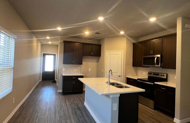Single Family Home_3 Bed & 2 Bath Gallery 3