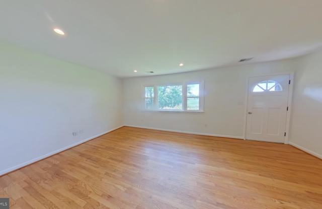 5069 MIDDLE Road Gallery 3