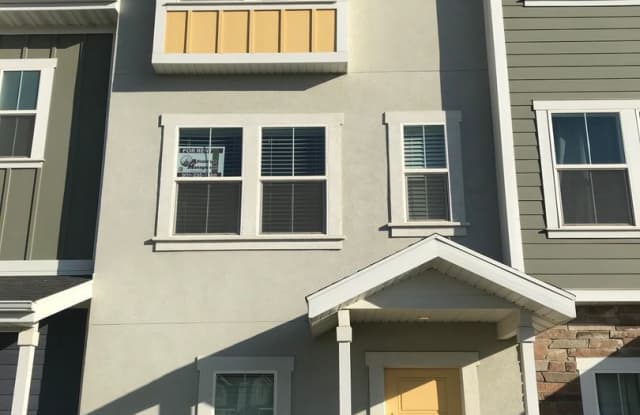 Immaculate Edgewater Townhome!! Gallery 1