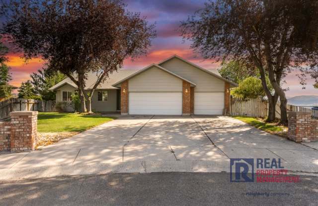 Beautiful 4 bed 2 1/2 bath - 3 car garage photos photos