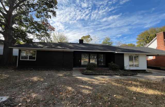 Nice 3 Bedroom 2 Bathroom house near Downtown Benton, Arkansas at 212 Lillian Street with Large Workshop Gallery 1