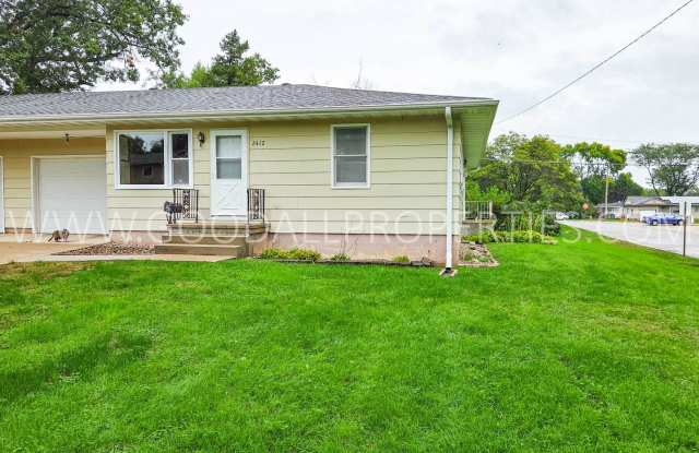 Spacious Perry 2-Bedroom Duplex with Attached Garage + Basement Gallery 1