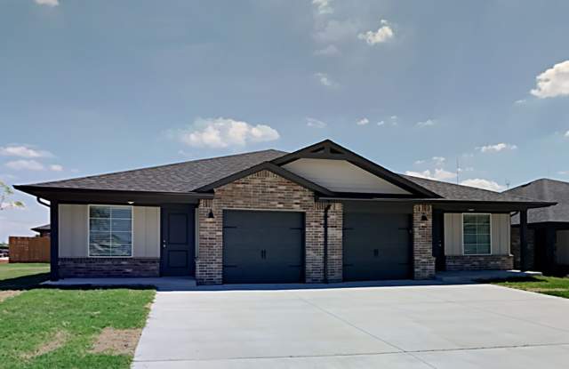 2 Bedroom 2 Bathroom 1 Car Garage Duplex Close to Broadway Extension, a short distance from Edmond and easy access to downtown OKC Gallery 2