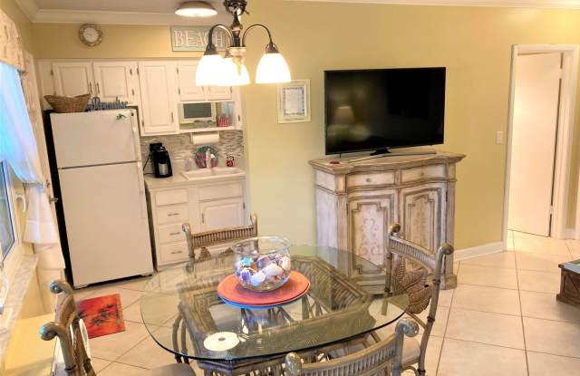 AVAILABLE  August 1-2026.....Nice One Bedroom $1,750/month Centrally Located on Marco Island... Gallery 3