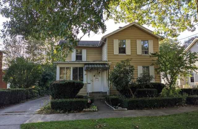 Large, 4-Bedroom Home for Rent Gallery 3