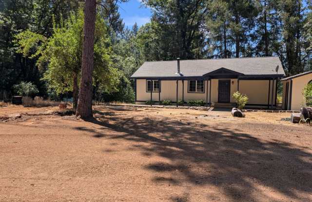 Charming 3-bedroom, 2-bathroom house located in the serene Grass Valley - 14320 Dandee Hill Road, Nevada County, CA 95945