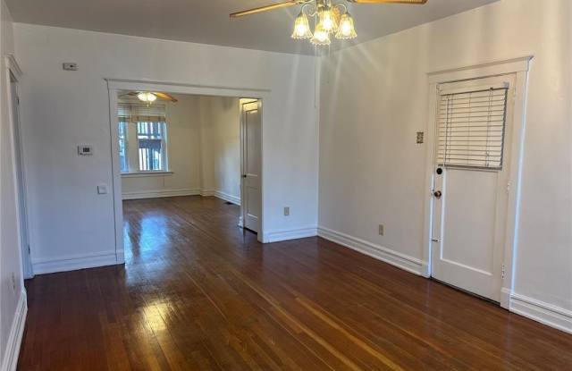 5147 Waterman Boulevard Gallery 2