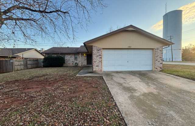 Beautiful 3 Bed 2 Bath Home in Yukon photos photos