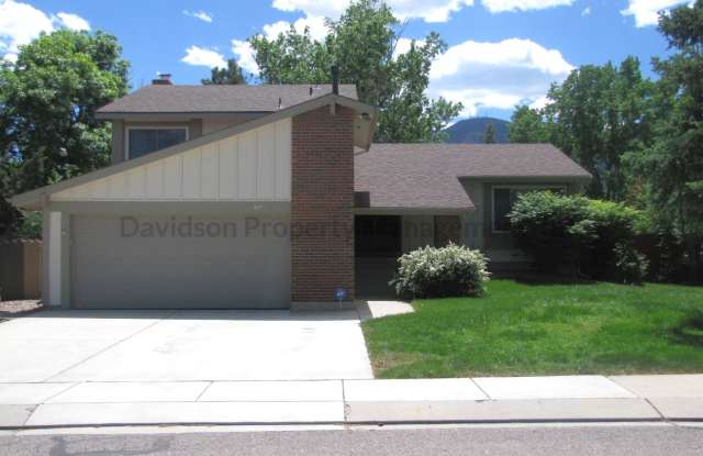Inviting 4 Bedroom House in Southwest Colorado Springs Gallery 1