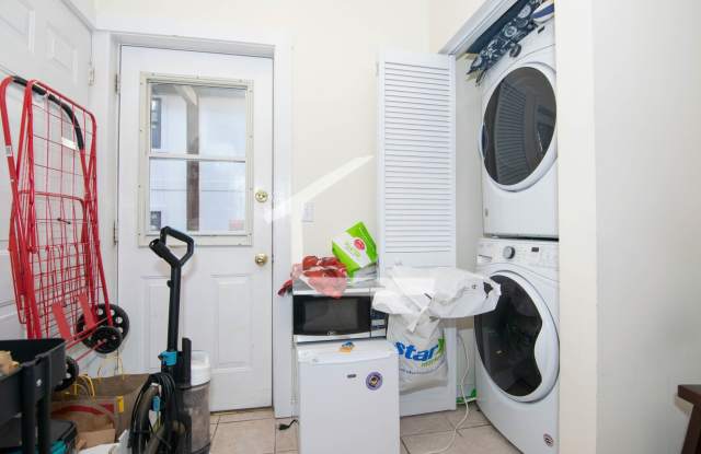 Available September 2026 - 5 Bed 2 Bath by BU HUGE Apartment Gallery 4