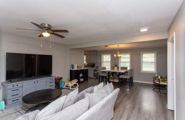 Beautiful 3 bedroom 2 bath Fountain Park Home Gallery 3