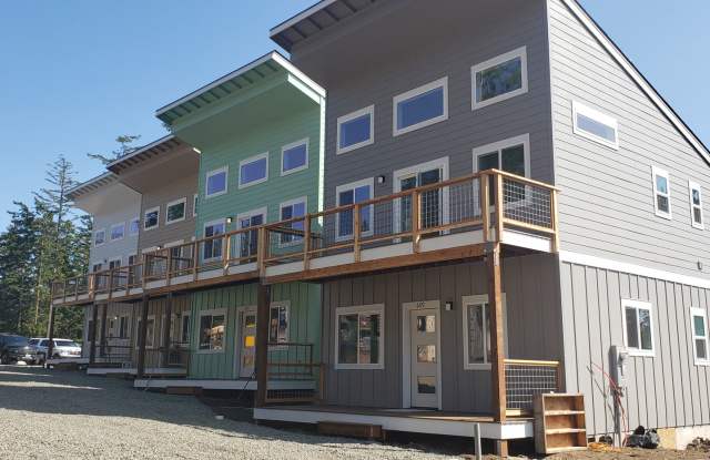 3 Bedroom Furnished Home close to Town Gallery 1