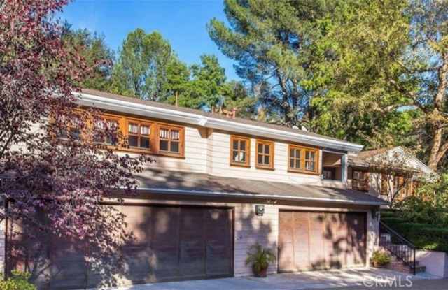 2565 Benedict Canyon Drive - 2565 Benedict Canyon Drive, Los Angeles, CA 90210
