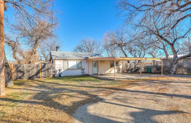 AVAILABLE FOR PRE-LEASE DECEMBER 2026 - Lakefront Home + Fully Furnished! Gallery 4