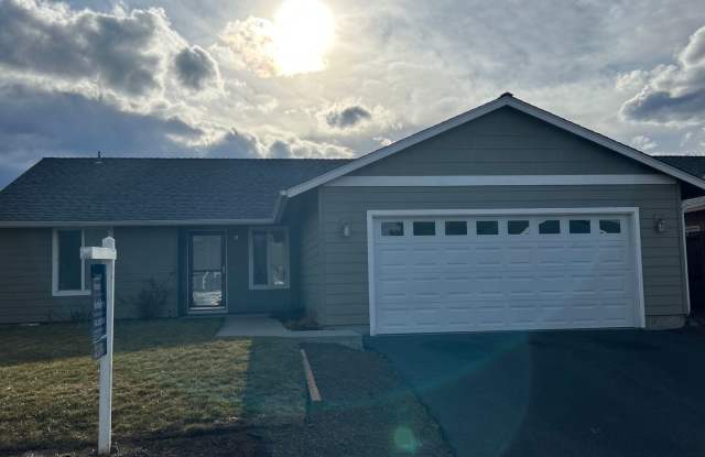 3 Bedroom / 2 Bathroom Home in SE Madras - 640 Southeast Conifer Court, Madras, OR 97741