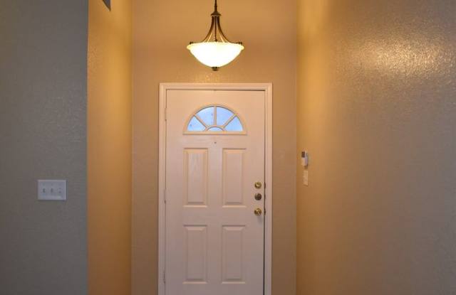 3bd/2ba Pet friendly home with wood burning fireplace and minutes from Ft Hood! Gallery 3