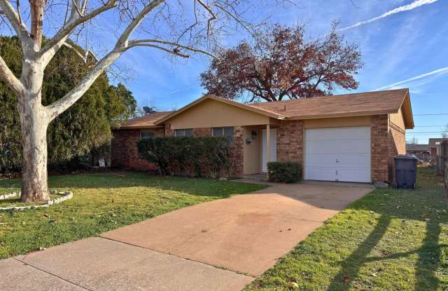 3 Bed 1.5 Bath w/ Garage In City View Gallery 1