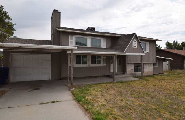 Comfortable Kearns 4-Bed Home with Spacious layout  Private Yard photos photos