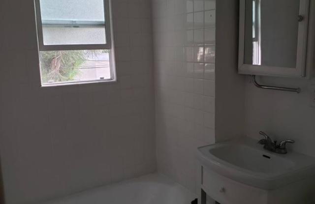 487 1/2 S Roxbury Dr Gallery 3
