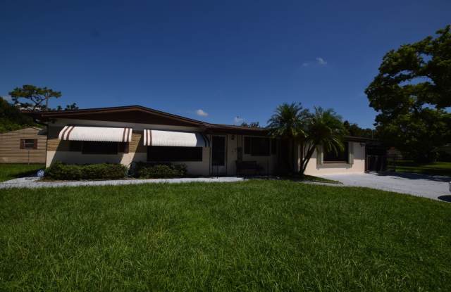 4 Bedroom, 3 Baths Single Family Home For Rent at 6220 Lynette St.Orlando, FL 32809 photos photos