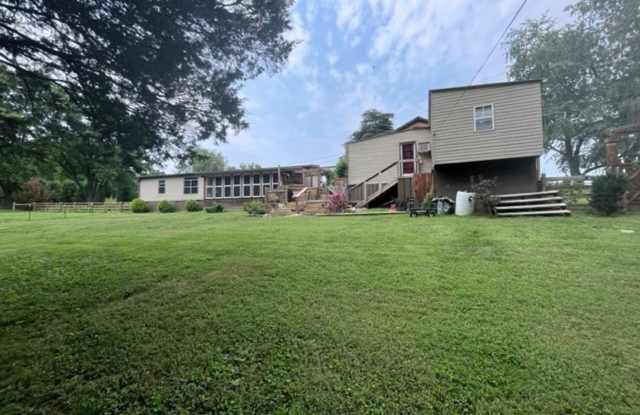 SINGLE FAMILY HOME - 1 ACRE LOT Gallery 4