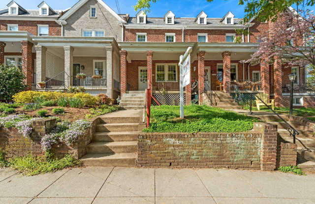 Charming Rowhome with Garage in Prime Glover Park Location – Available for August Start! photos photos
