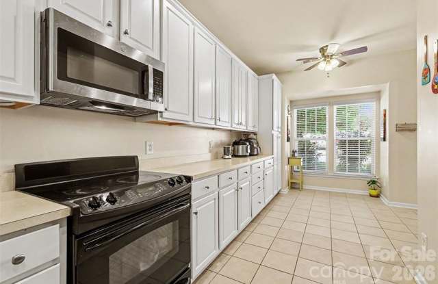 Beautiful townhome in Concord Gallery 4