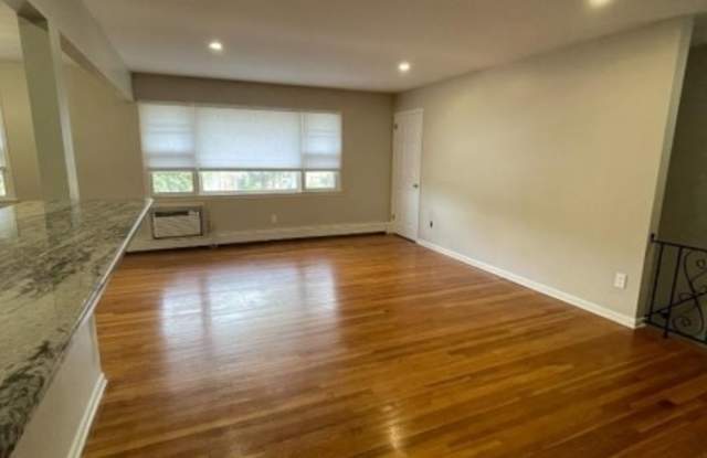 2484 Seymour Ave Gallery 3